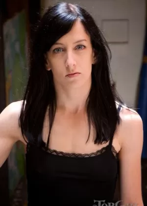 Молодую блондинку Одетту Делакруа сдерживает пара домм-лесбиянок