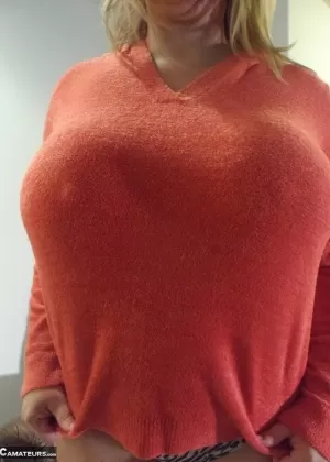 Пожилая грудастая любительница Крис Энн играет со своей розовой киской в тапочках