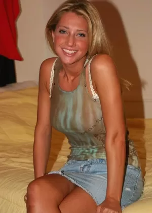 Симпатичная блондинка Сэмми обнажает свои упругие сиськи во время раздевания