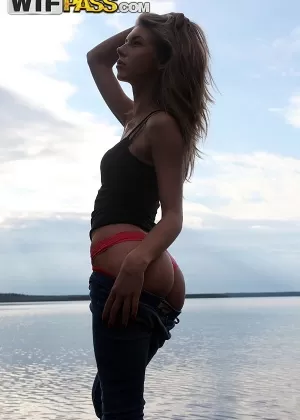 Высокая любительница Аурита позирует обнаженной во время откровенного действа вокруг своего приятеля