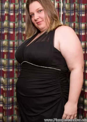 Толстую женщину с татуировкой на пояснице трахает член, завернутый в презерватив