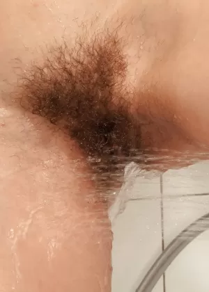 Крошечная азиатка снимает свои трусики для совершенно голых селфи в ванной