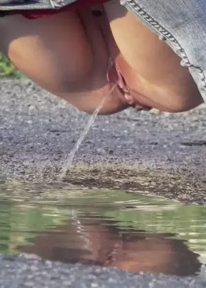 Молодая лесбиянка Рейчел Ричи писает на свою подругу, чтобы начать заниматься водными видами спорта