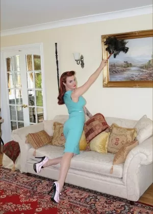 Сольная модель Тэмми выставляет напоказ свою голую задницу и проколотую пизду в ретро нейлоновых чулках