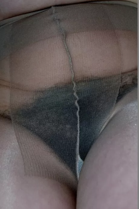 Британская любительница Джуси Джейни выставляет напоказ свои большие натуральные сиськи в колготках и на