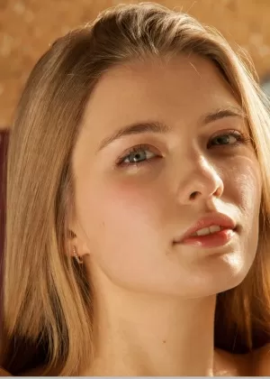 Гламурная блондинка с маленькими сиськами раздвигает бритую киску подростка