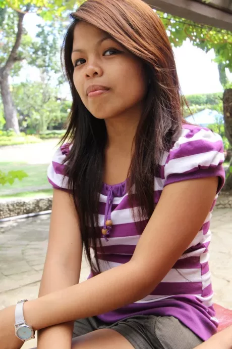 Крошечная филиппинка Honeybabes снимает милые трусики перед сексом с фарангом