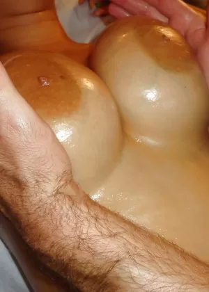 Платиновая блондинка молодая порнозвезда Дженис Гриффит показывает латиноамериканскую киску