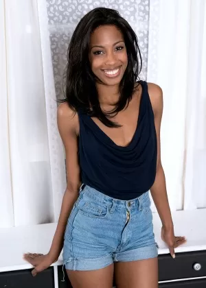 Худая чернокожая любительница Терри Роуленд снимает топ и джинсовые шорты, чтобы позировать обнаженной