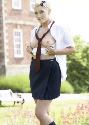 Pornstars Katie Fox Claudia Rossi  Belicia get together for a lesbian 3some