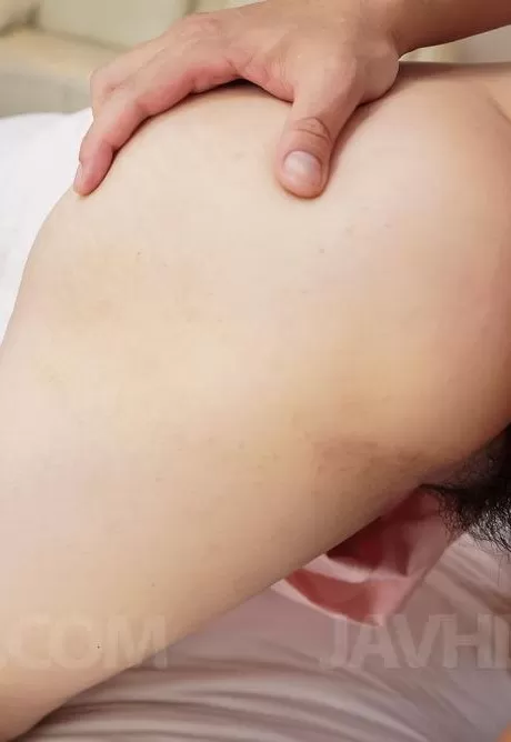 Азиатская медсестра Ай Сузуки натерла розовый клитор и прибила волосатую киску гвоздями