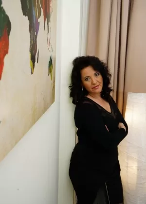 Горячая зрелая женщина раздевается под юбкой и показывает свою стареющую задницу