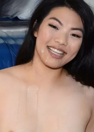 Азиатская жена с темными волосами Лондон Кейс соблазняет молодого чувака