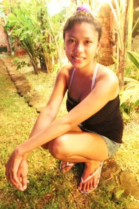 Миниатюрная азиатка откупоривает свои огромные сиськи и кустик, прежде чем трахнуть секс-туриста