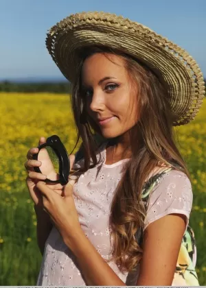 Деревенская девушка Манго А снимает шорты, чтобы ползать голышом по солнечному полю