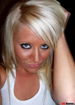 Монро демонстрирует свою потрясающую тугую круглую голую попку 21504157