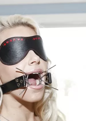 Кристи с завязанными глазами ласкает языком член и сосет яйца в горячем голом сексе втроем