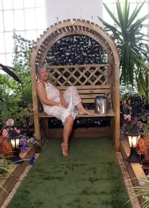 Развратная бабуля в сеточке Беа Камминс трахается с двумя черными парнями