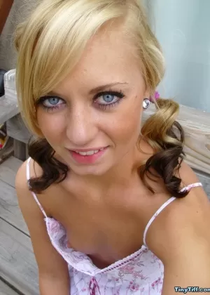 Горячая любительница Кэти Бэнкс делает селфи со своими соблазнительными большими сиськами