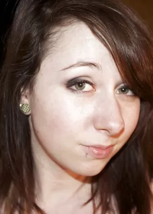 Фокси подросток красотка демонстрирует свои маленькие сиськи и соблазнительную попку