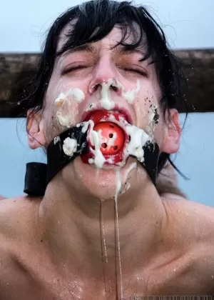 Грудастая милфа Рейн Дегрей кричит от боли, пока ее соски пытают