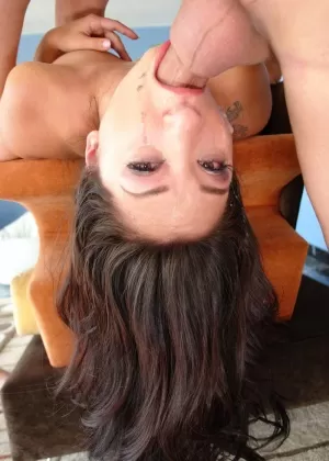 Рокси Джезель раздевается до полосатых гольфов до бедер, прежде чем принять участие в минете