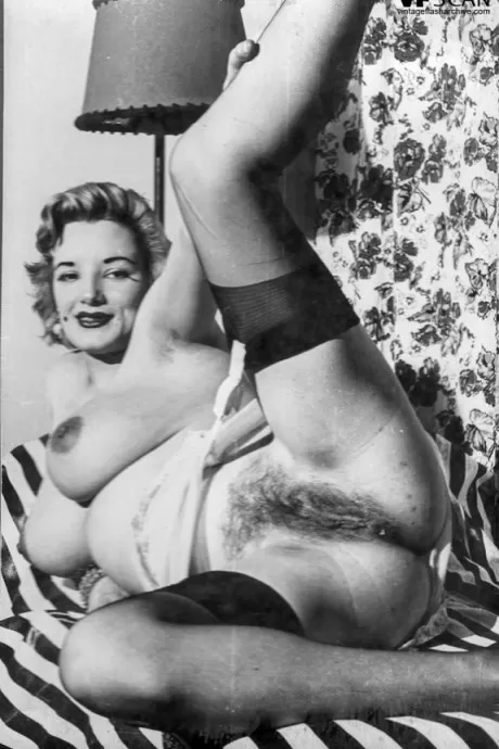 Винтажные фотографии грудастых моделей, раздвигающих ноги, чтобы выставить напоказ свои волосатые киски