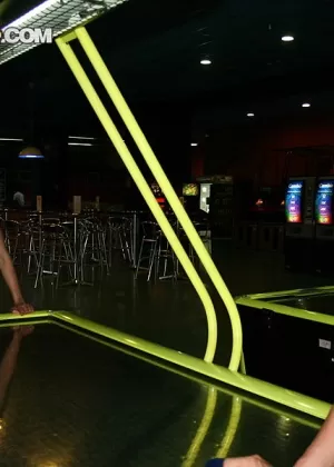 Симпатичная блондинка Адель носит носки до колен, занимаясь сексом со своим парнем