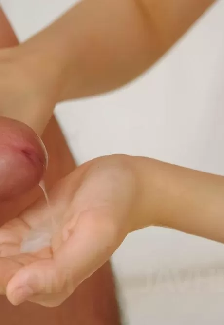 Широсаки Карин азиатка в забавных париках трет член о бритые половые губы