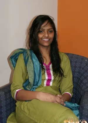 Симпатичная индийская девушка запечатлена в обнаженном виде во время откровенного действа дома