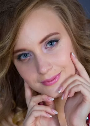 Едва законная девушка Анджела освобождает свои задорные сиськи, когда раздевается догола