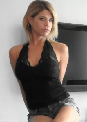 Светловолосая школьница Элла Нова оказывается беспомощной в подземелье