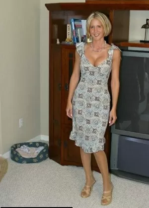 Молодую милфу Элексис Монро лижут в пизду и трахают раком на кухне