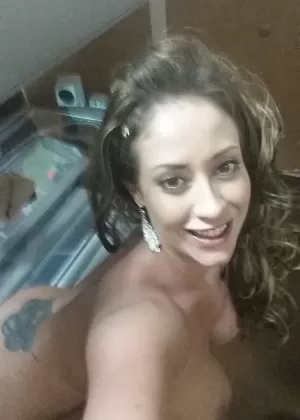 Милф порнозвезда Ева Нотти делает голые селфи во время тусовки дома 72885783