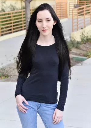 Тощая рыжая обнажает свои большие сиськи, прежде чем раздеться на фоне бревенчатой хижины