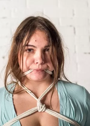 Рыжеволосая Мимоза с избыточным весом щеголяет рубцами на своей большой заднице в подземелье