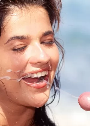 Симпатичная девушка Холли Блэк получает сперму на лицо после анального секса на пляже