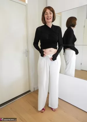 Сюзанна наслаждается тем, как молодой член трахает ее зрелую киску и хорошо смазывает ее кремом