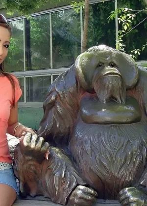 Длинноногая блондинка Майя Дэвис надевает маленькое черное платье, чтобы позировать обнаженной