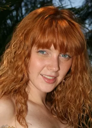 Натуральная рыжеволосая Мари Мак Крэй дебютирует обнаженной в тенистом шезлонге