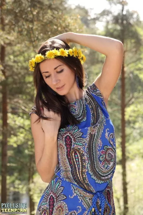 Молоденькая любительница Маруша надевает корону из цветов во время траха пальца 2