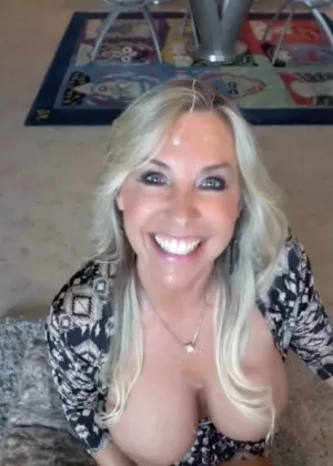 Любительская толстушки Ди Сирен кончает полностью голой со спермой на лице