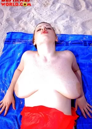 Порнозвезда с избыточным весом Дезире играет с отвисшими сиськами и сосками на пляже