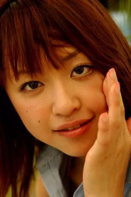 Красивая азиатка наслаждается моделированием своих сексуальных крошечных бикини на берегу океана