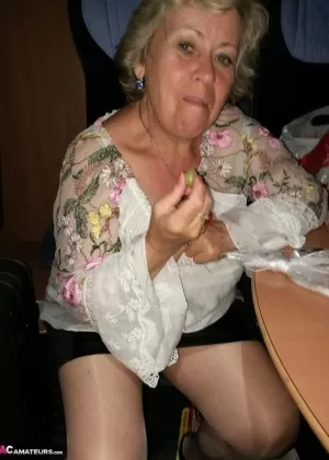 Далекая бабушка Каро мелькает лобковыми волосами, которые выбиваются из ее нижнего белья под юбкой