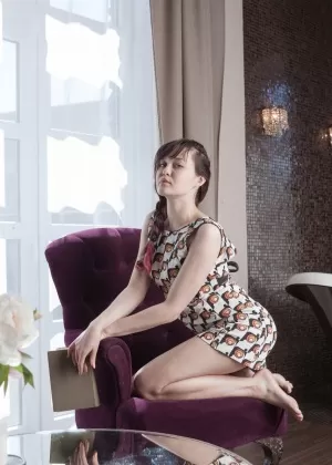 Любительница Ксения Янковская позирует обнаженной после того, как сняла свое платье