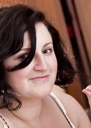 Пухленькая зрелая любительница Зилли играет со своей пиздой и раздвигает ее