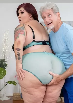 Более 30 лет любительница Нора Нова отодвигает свои трусики в сторону перед мастурбацией