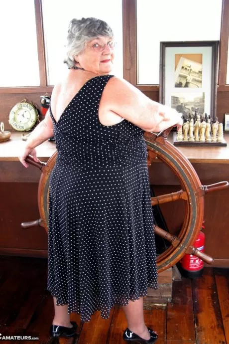 Толстая британская бабуля Либби мастурбирует в чулках на борту лодки