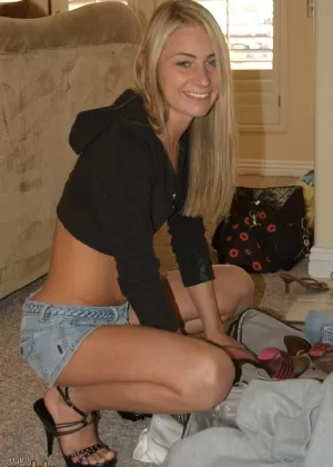 Блондинка-новичок Тайлер Стивенз моделирует соло в одежде и без нее